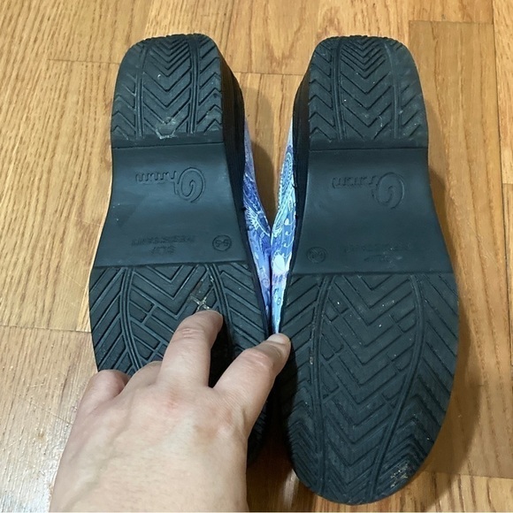 6.5 OHMM clogs. Great for nurses or someone who works in a kitchen or restaurant - Picture 4 of 10